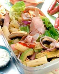 Prøv også Tursalat - skinke og pastasalat med hvitløksdressing.