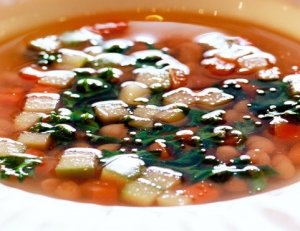 Prøv også Hvit bønnesuppe med grønnkål, rotgrønnsaker og syr.