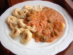 Tortellini med tomatsaus oppskrift.