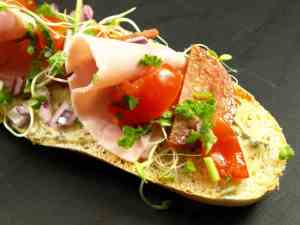 Prøv også Bruschetta med spekeskinke og tomatsalat.