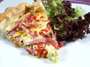 Prøv også Quiche Lorraine (Fransk ost og skinke pai ).