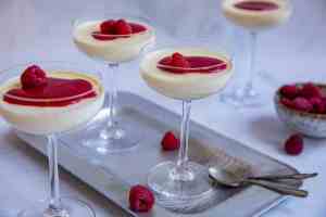 Prøv også Panna cotta med bringebærsaus.