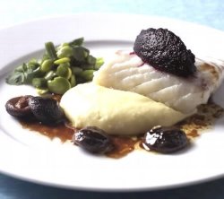 Prøv også Saltbakt skrei med rødbetmos, mandelpotetpuré og ribbesjy.