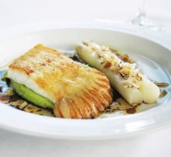 Prøv også Pannestekt piggvar med hvite asparges, soya- og hasselnøttsjy med krem av gressløk- og potet.