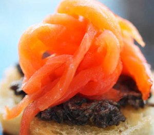 Prøv også Røykt ørret og tapenade på bruchetta.