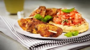 Prøv også Grillede kyllingvinger med tomatsalsa og grillet loff.