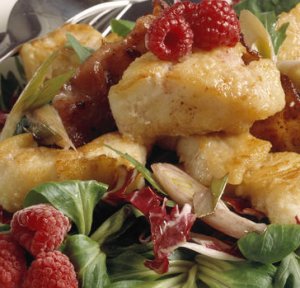 Prøv også Salat med steinbit og bringebærdressing.