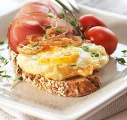 Prøv også Frityrstekte egg med spekeskinke og løkringer.