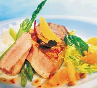 Prøv også Skinkebiff med appelsin- og mandarinsalat, pinjekjerner, salat og kokt ris.