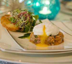 Prøv også Laksetartar med posjert egg, dillolje og melbatoast.