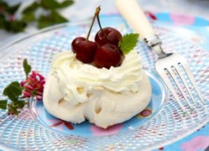 Prøv også Pavlova med moreller.