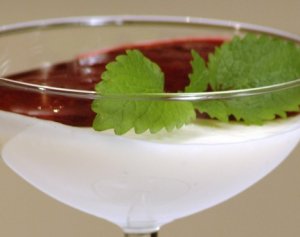 Prøv også Panna Cotta med bærsaus.
