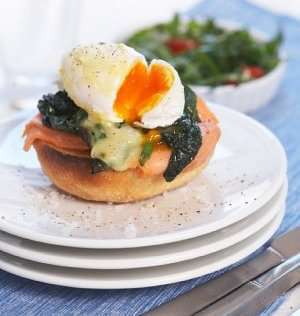 Prøv også Posjerte egg med hollandaise på røkelaks og spinat.