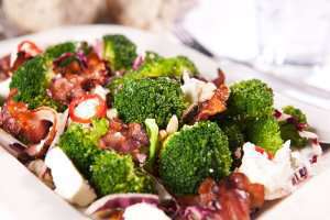 Prøv også Brokkolisalat med feta og bacon.