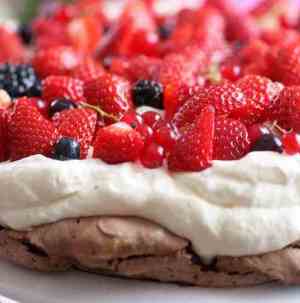 Prøv også Sjokoladepavlova med friske bær.