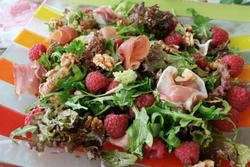 Prøv også Sprek salat med bringebær og spekeskinke.