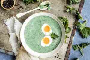 Prøv også Neslesuppe med smilende egg.