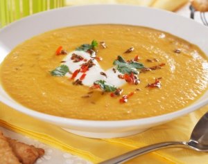 Prøv også Krydret gulrotsuppe med linser.