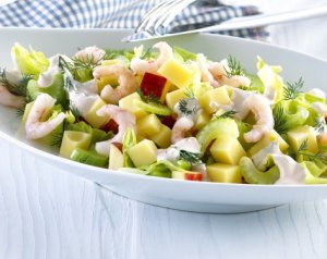 Prøv også Ost- og rekesalat med rømmesaus.