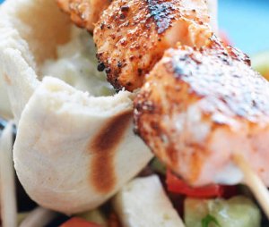 Prøv også Grillspyd med laks og gresk salat.