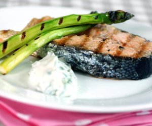 Prøv også Grillet laks med asparges og urterømme.