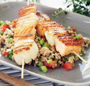 Prøv også Grillspyd med laks og kamskjell med tabbouleh.