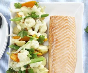 Prøv også Bakt laksefilet med potet- og grønnsaksalat.