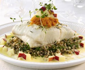 Prøv også Ovnsbakt kveite med eplesmørsaus og byggrisotto.