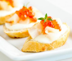 Prøv også Bruschetta med kamskjell og lakserogn.