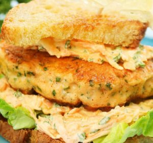 Prøv også Lakseburger med salat.
