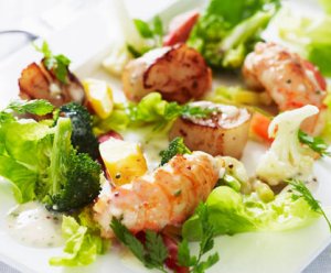 Prøv også Grillet kamskjell og sjøkreps med varm salat.