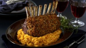 Prøv også Parmesandekket lammecarré med søtpotetmos.