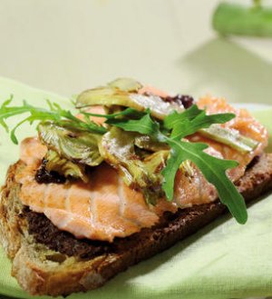 Prøv også Grillet laks med artisjokker og tapenade.