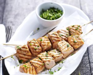 Prøv også Grillet laksespyd med bladpersille, hvitløk og sitron.