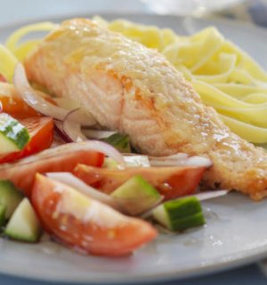 Prøv også Ovnsbakt laks med parmesanlokk og tomatsalat.