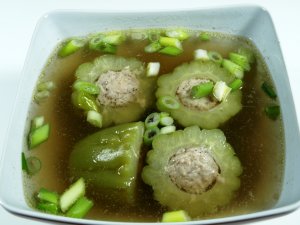 Prøv også Bitter melon suppe Canh kho qua.