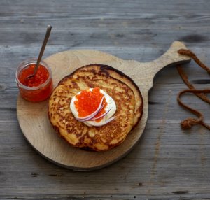 Prøv også Blinis med kaviar, rømme og rødløk.
