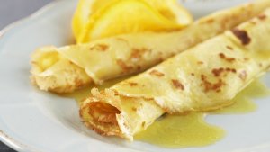 Prøv også Crêpes Suzette med suzettesaus.