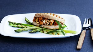Prøv også Aprikosfylt svinefilet med grillet asparges.