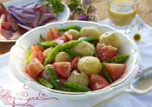 Prøv også Nypotetsalat med plommetomater og sukkererter.