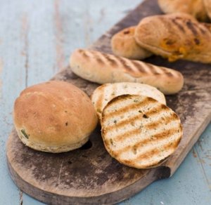 Prøv også Pølse og burgerbrød med urter.