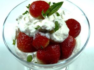 Prøv også Jordbær med sitronmelisse og mascarpone-krem.