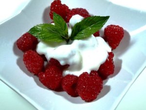 Prøv også Friske bringebær med vaniljeyoghurt.