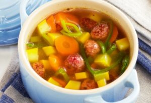 Prøv også Grønnsaksuppe med rødbeteboller.