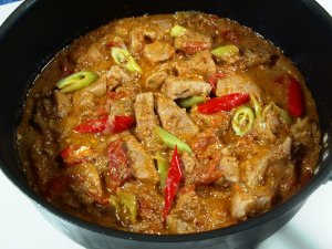 Prøv også Pork Binagoongan, svin med rekepasta.