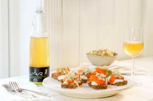 Prøv også Røkt laks med pepperrotkrem og surkål på rugbrød.