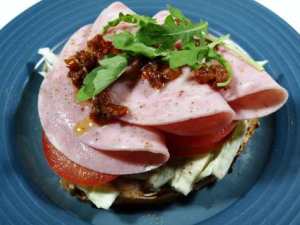 Prøv også Bondebrød med hamburgerrygg og soltørket tomat.