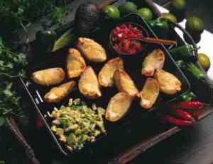 Prøv også Crisp potato-skins med rød og grønn salsa.