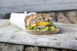 Prøv også Baguette med kylling, avokado og rømmedressing.