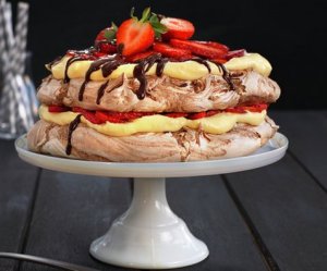 Prøv også Sjokoladepavlova med friske jordbær.